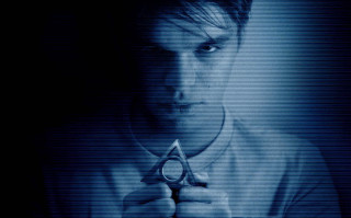 Man holding scissors dark room - his hand in free wallpaper