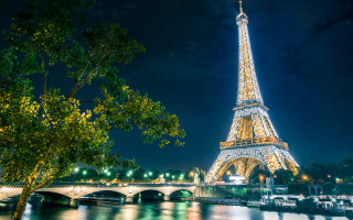 Eiffel tower night bridge boats - the eiffel tower free wallpaper