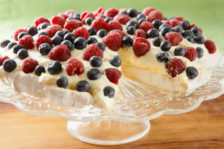 Berry cream cake glass plate - a slice free wallpaper