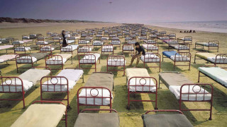 Beach beds people grass standing - epic composition free wallpaper for desktop