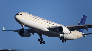 Large jetliner blue sky landing 2 - the side of the plane free wallpaper