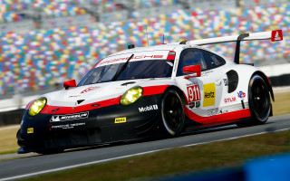 Racing car track crowd spectators - a crowd watching free wallpaper