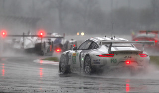 Racecar wetroad rain redlight motionblur - a wet road in the rain free wallpaper