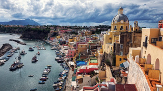 Harbor boats city mountain clouds - a harbor free wallpaper