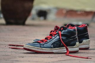 Black red sneakers shoelace outdoors - sneaker free wallpaper