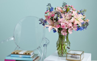 Vase of flowers table chair - color scheme free wallpaper
