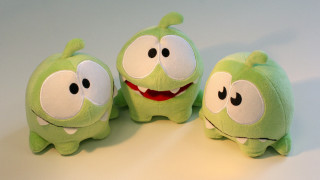 Green stuffed animals with eyes - a white surface free wallpaper