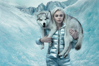 Woman silver outfit wolf shoulders - annie leibovitz free wallpaper