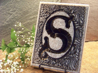 Decorative sign snake flowers stone - a stone wall behind free wallpaper