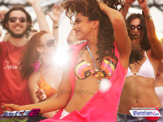 Woman pink bikini dancing music - kitsch movement free wallpaper