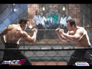 Men fighting caged area crowd - caged free wallpaper