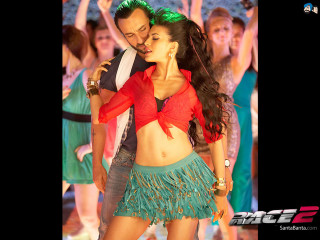 Man woman dancing costume crowd - movie still frame free wallpaper for desktop