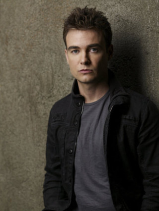 Man serious look camera aaron - leaning free wallpaper for mobile