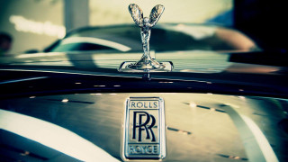 Rolls royce logo hood showroom 2 - free retro wallpaper