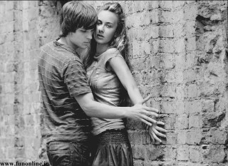 Man woman hug stone wall - figurative art free wallpaper for desktop