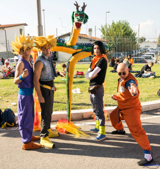 Dragon statue group costume street - free halloween wallpaper for tablet