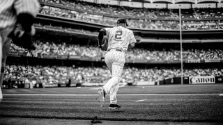 Baseball player running field crowd - rule free wallpaper
