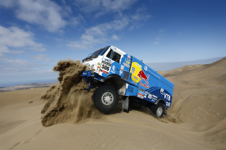 Truck driving sand dunes desert - a truck free wallpaper for desktop