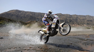 Dirt bike water track mountains - the background and a person free wallpaper