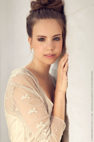 Woman bun hair leaning wall - a bun free wallpaper for mobile