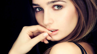 Woman ring pose hand chin - a ring free wallpaper