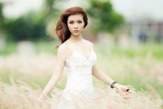 Woman white dress field tall 2 - chen lu free wallpaper