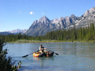 Man paddling raft river mountains - the background and trees free wallpaper