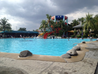 Large pool slide cloudy day - a large swimming pool free wallpaper