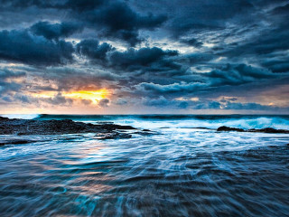 Sunset ocean waves crashing cloudy - a sun setting free wallpaper
