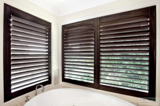 Bath tub windows wooden blinds - a window free wallpaper for desktop