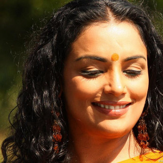 Woman yellow shirt necklace earrings - a yellow shirt free wallpaper for tablet