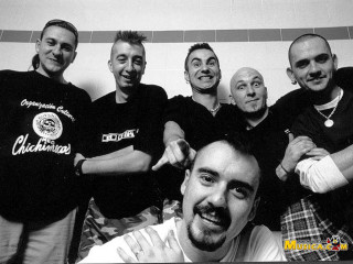 Group men wall black white - a wall behind them free wallpaper