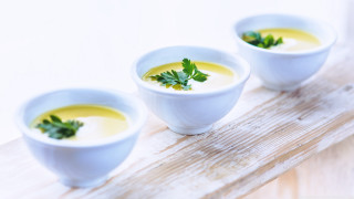 Three bowls soup parsley wooden - a wooden plank free wallpaper