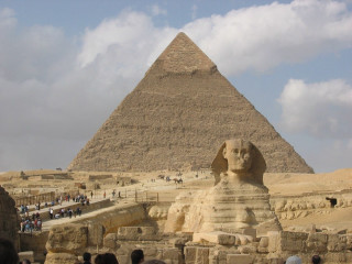 Sphinx pyramid crowd people statue - a pyramid free wallpaper