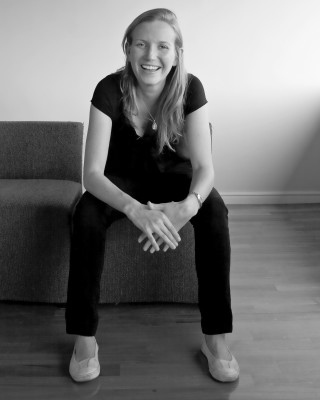 Woman smiling couch hands knees - les automatiste free wallpaper for mobile