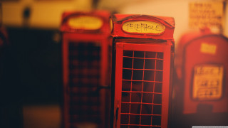 Red telephone booths table sign - a couple free wallpaper