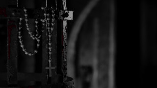 Cross beads doorframe darkroom blackwhite - a dark room free wallpaper