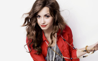 Woman red shirt pearls posing - her neck free wallpaper for desktop