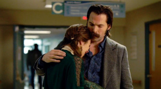 Man woman hug hallway building - free christmas wallpaper for desktop