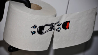 Toilet paper cat red dot - artist free wallpaper