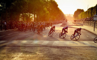 Bicyclists crowd street ride watching - eric deschamps free wallpaper