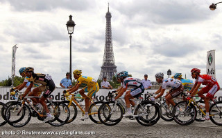 Cyclists riding eiffel tower paris - a street in front free wallpaper