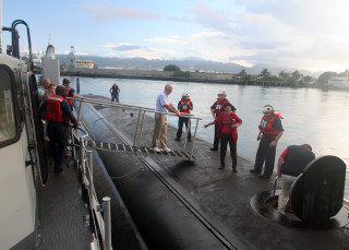 Group people boat water ramp - a red jacket free wallpaper