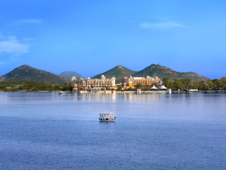 Boat lake hotel mountains background - dai xi free wallpaper