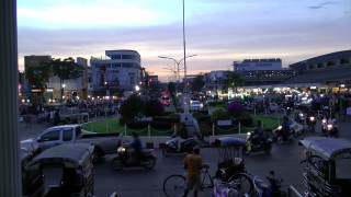 Busy street dusk traffic people - busy free wallpaper