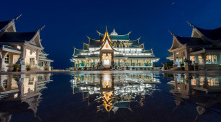 Large building windows reflection water - ding yunpeng free wallpaper