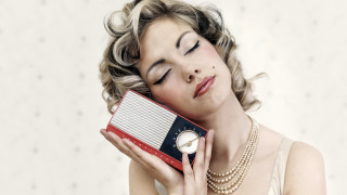 Woman holding clock necklace portrait - les automatiste free wallpaper