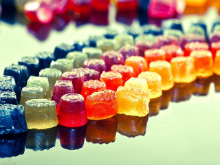 Gummy bears row table top - a jigsaw puzzle free wallpaper