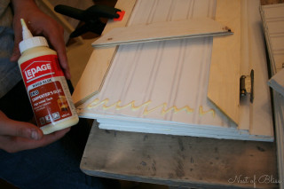 Person painting white door glue - a white door free wallpaper