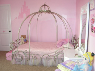 Pink bedroom princess bed mirror - toy free wallpaper